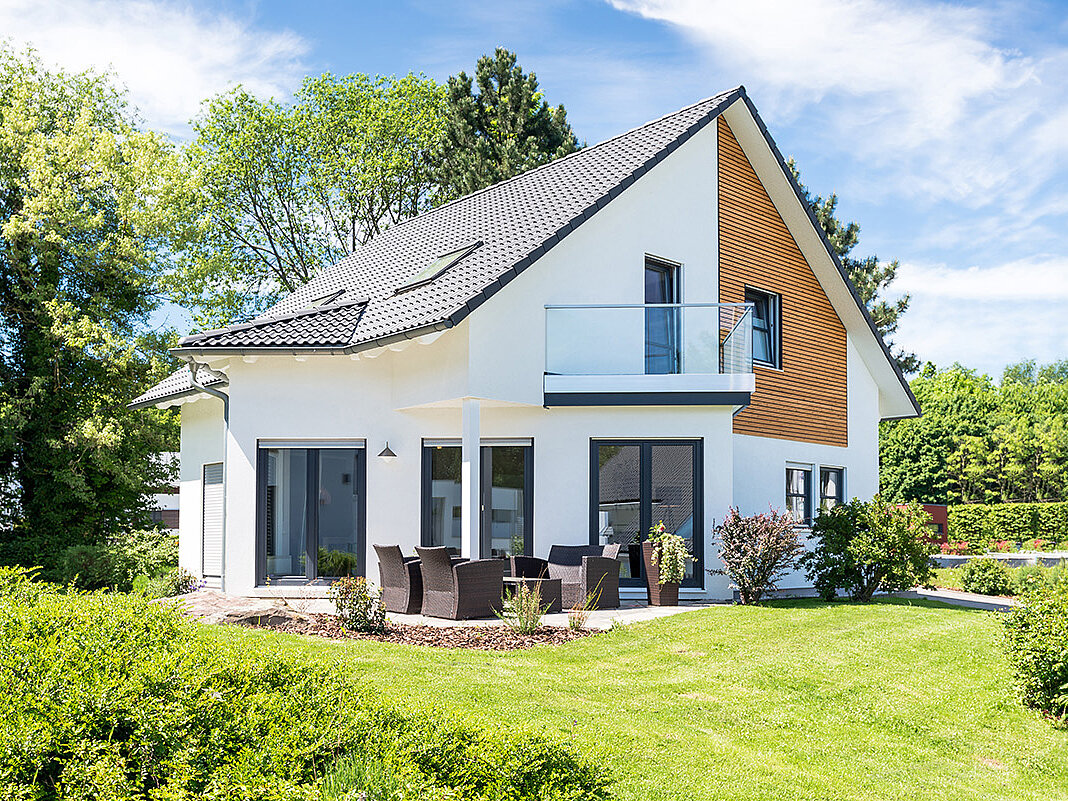 Einfamilienhaus für private Bauherren mit individueller Energieberatung Modernes Einfamilienhaus mit Terrasse und Garten als Beispiel für energetische Sanierung für private Bauherren
