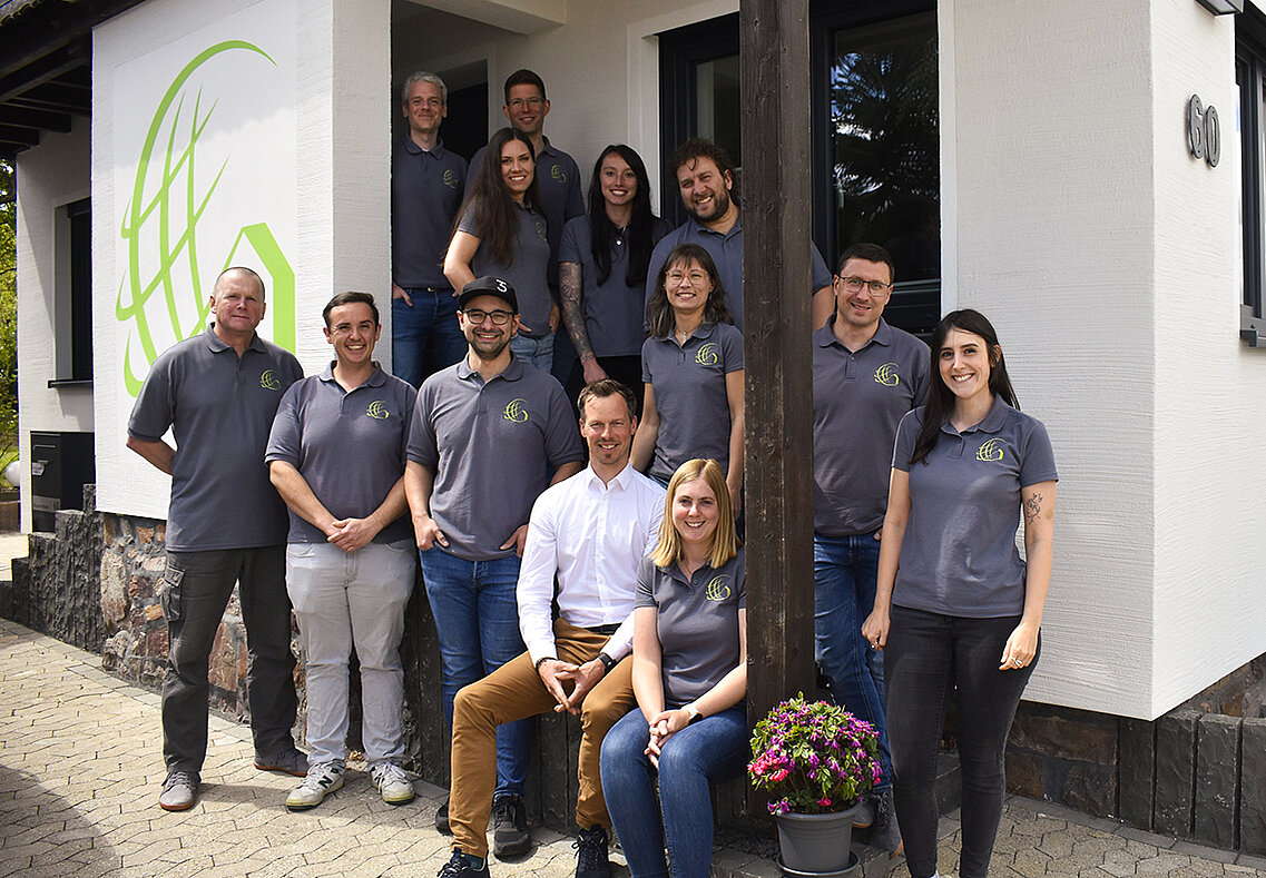 Das Team von GRÜNwerk für nachhaltige Planung und Umsetzung Team von GRÜNwerk vor dem Firmengebäude als interdisziplinäres Team aus Planung und Beratung